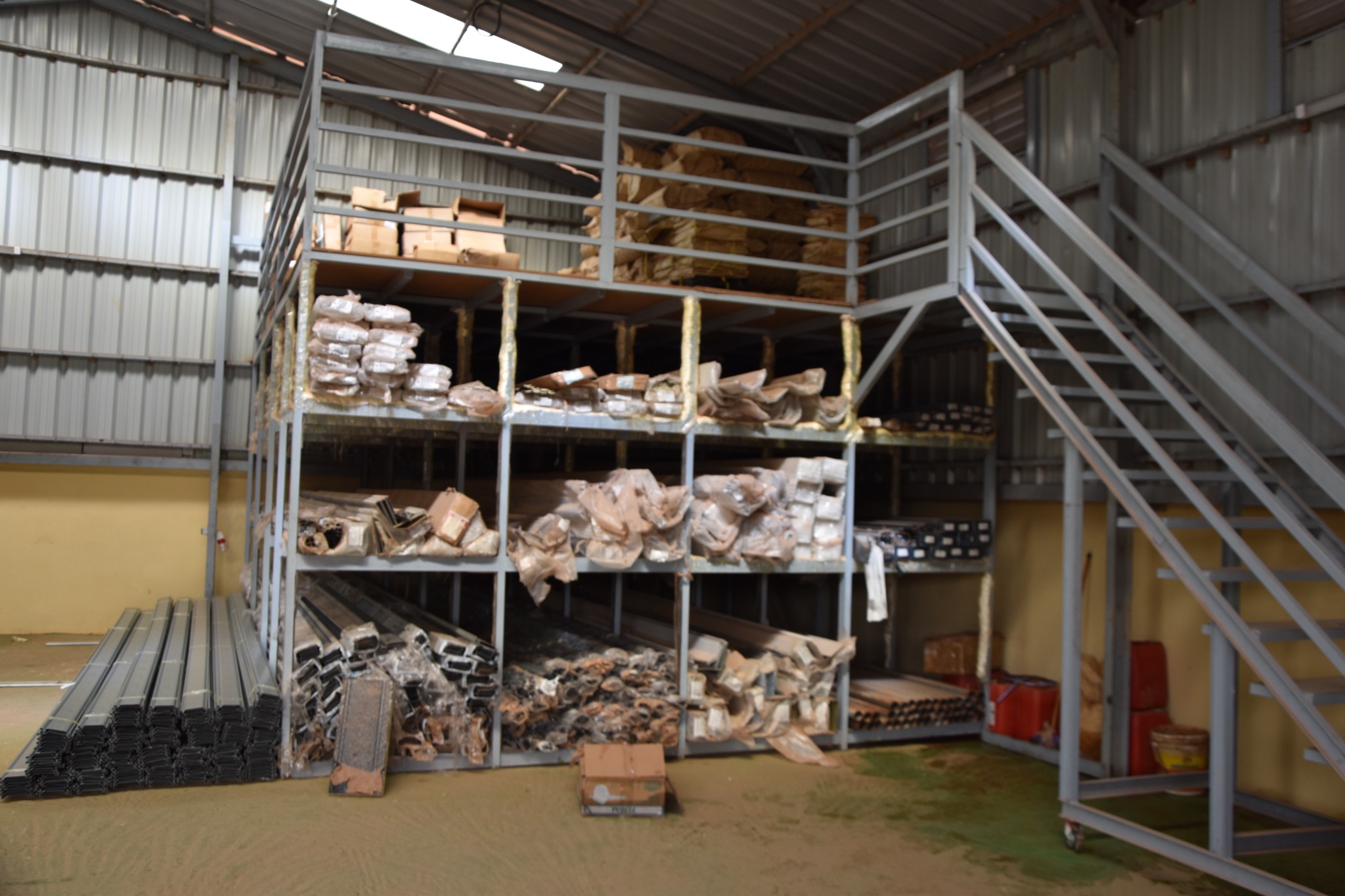 Rayonnages et mezzanine de stockage