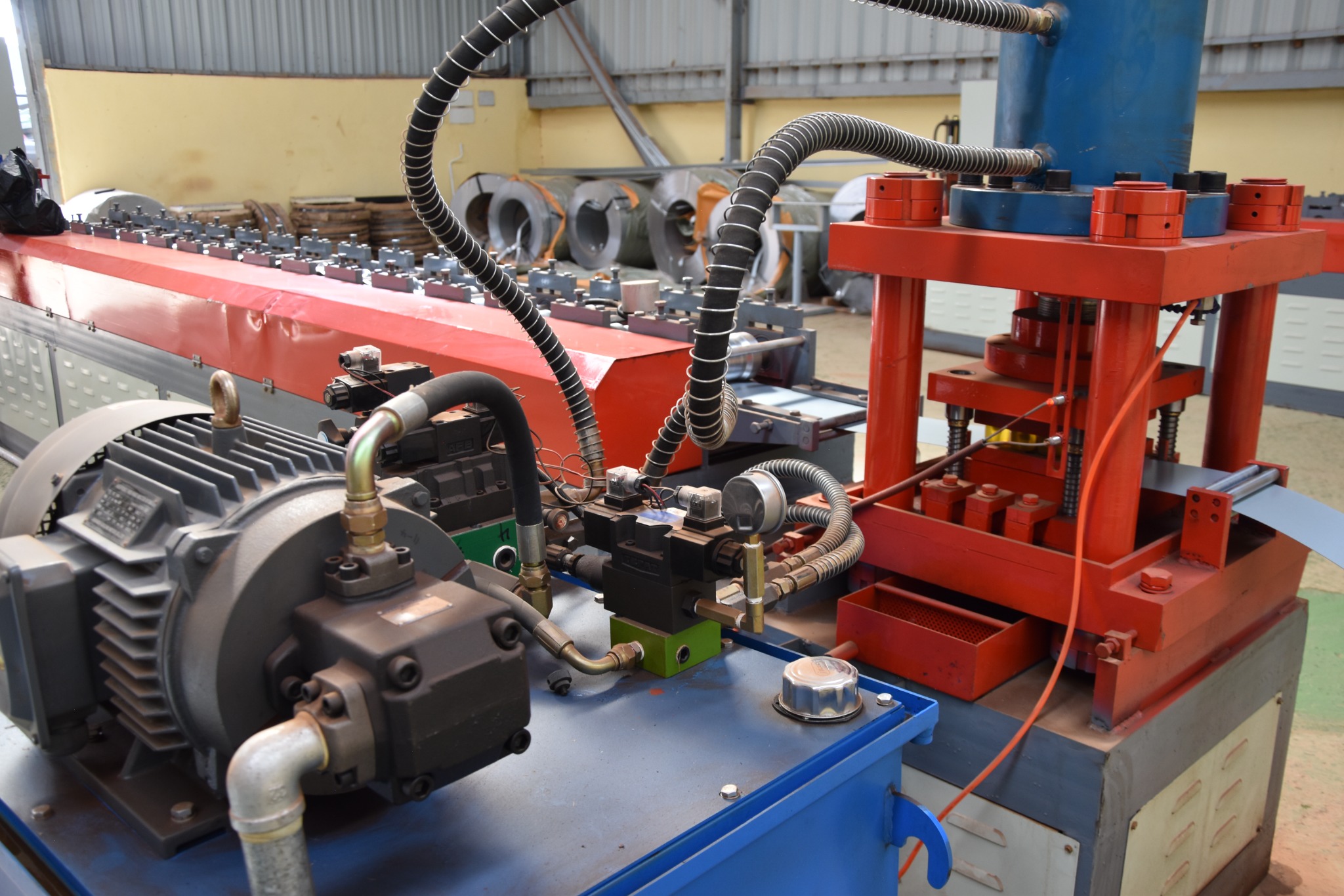 Groupe hydraulique et unité de formage