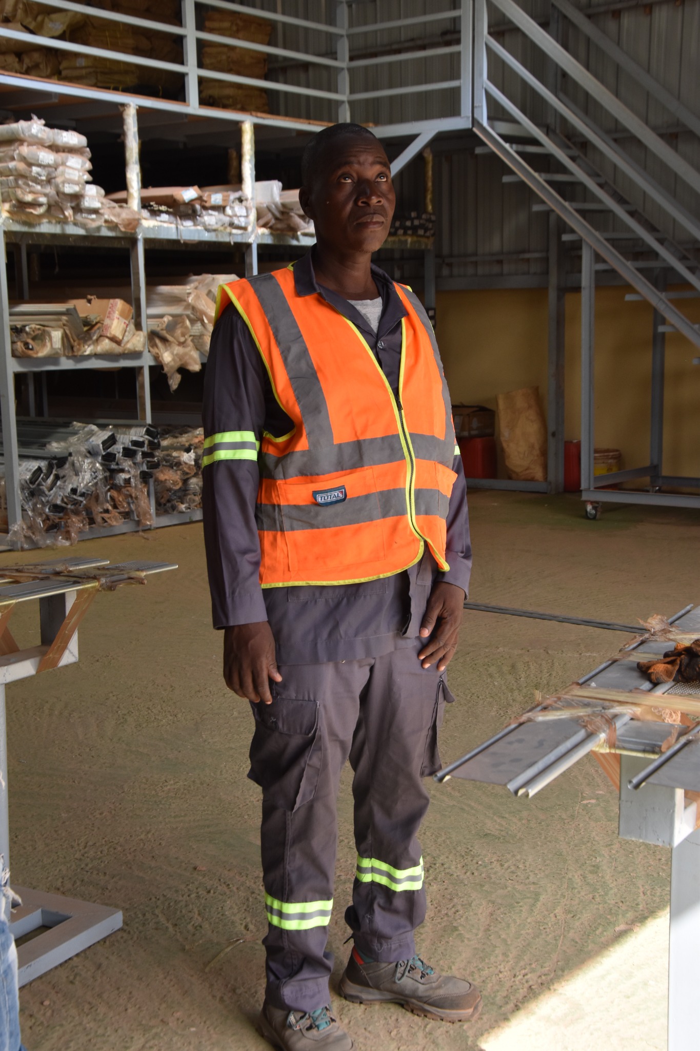 Technicien équipé pour le travail en atelier