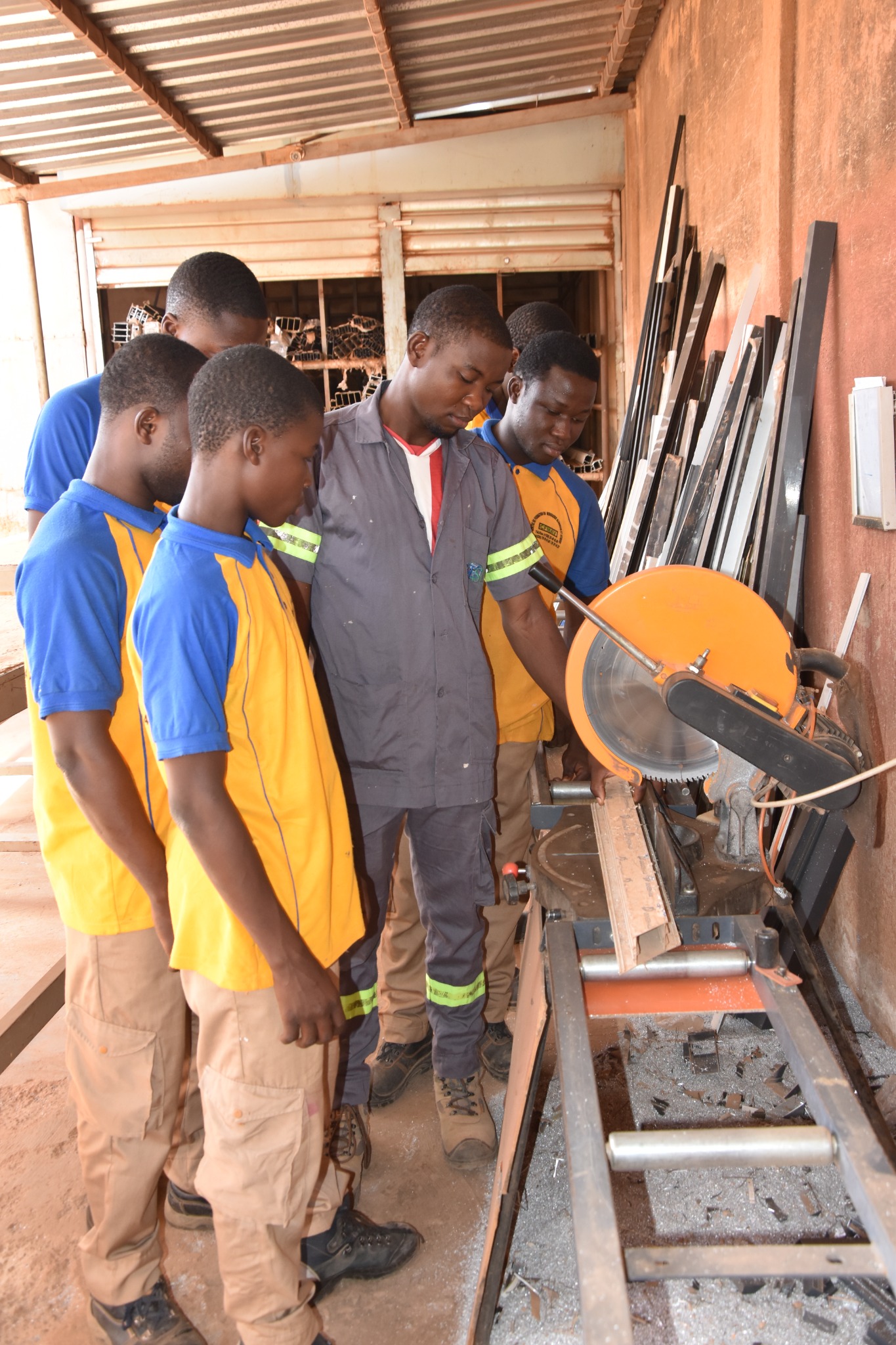 Démonstration autour de la machine de coupe