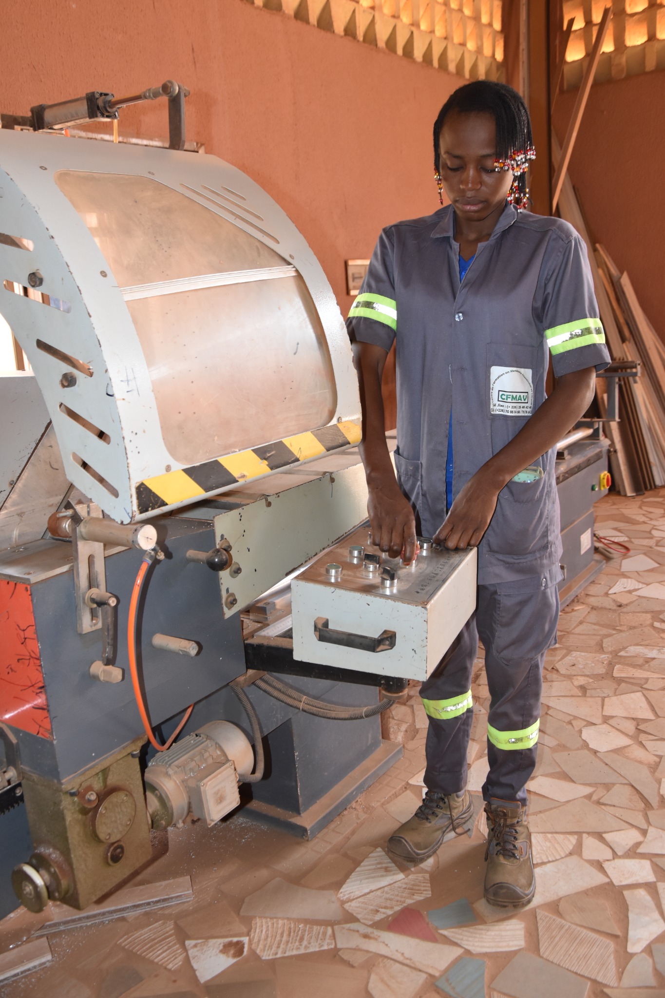 Une apprenante aux commandes de la machine