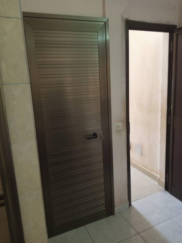 Porte aluminium finition sombre