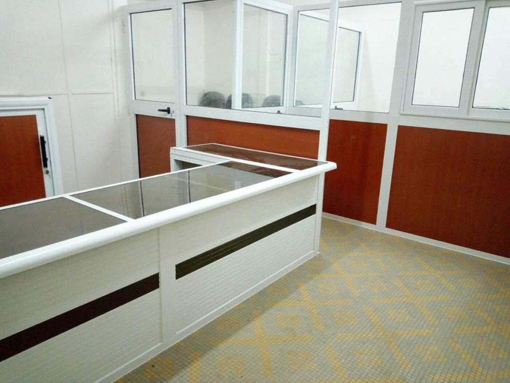 Cloisonnement de bureaux et comptoirs de service