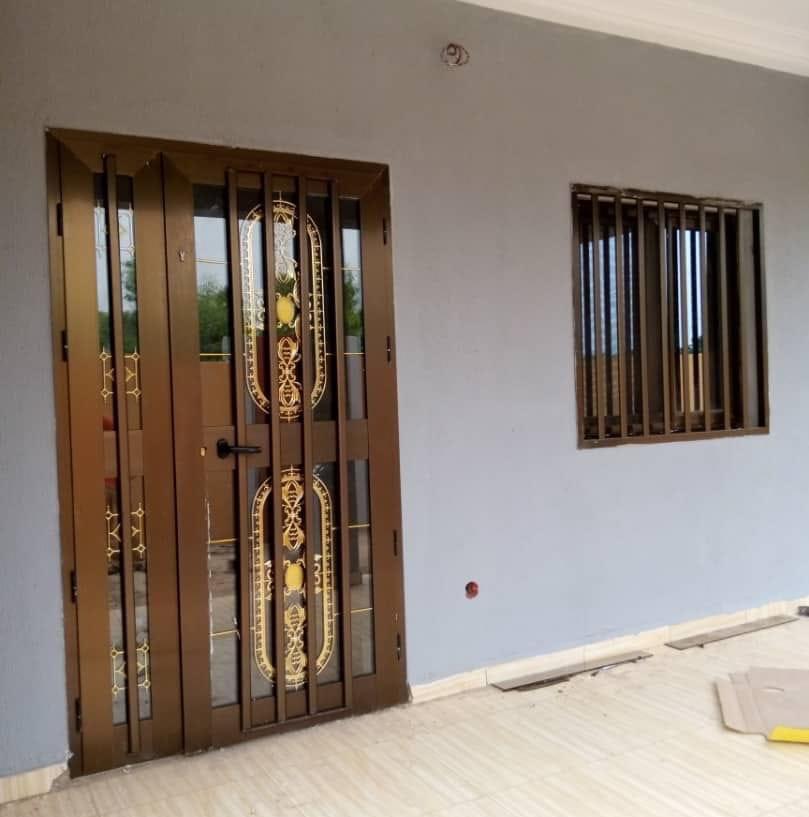 Entrée décorative et fenêtre sécurisée