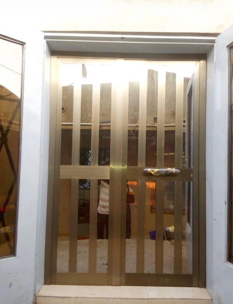 Porte coulissante renforcée à barreaux verticaux