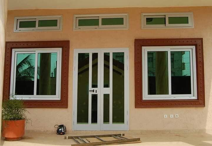 Portes, fenêtres et impostes coordonnées