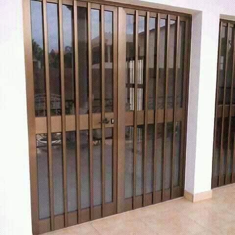 Grande fermeture vitrée à grille aluminium