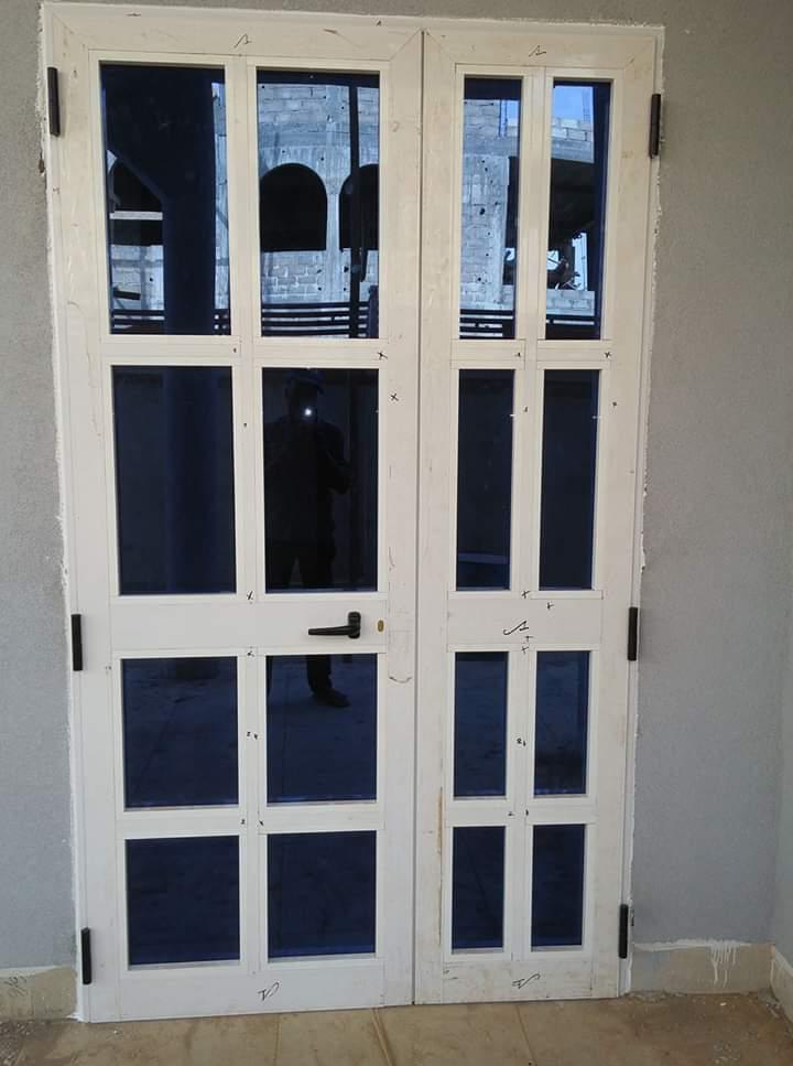 Porte double vitrée à panneaux géométriques